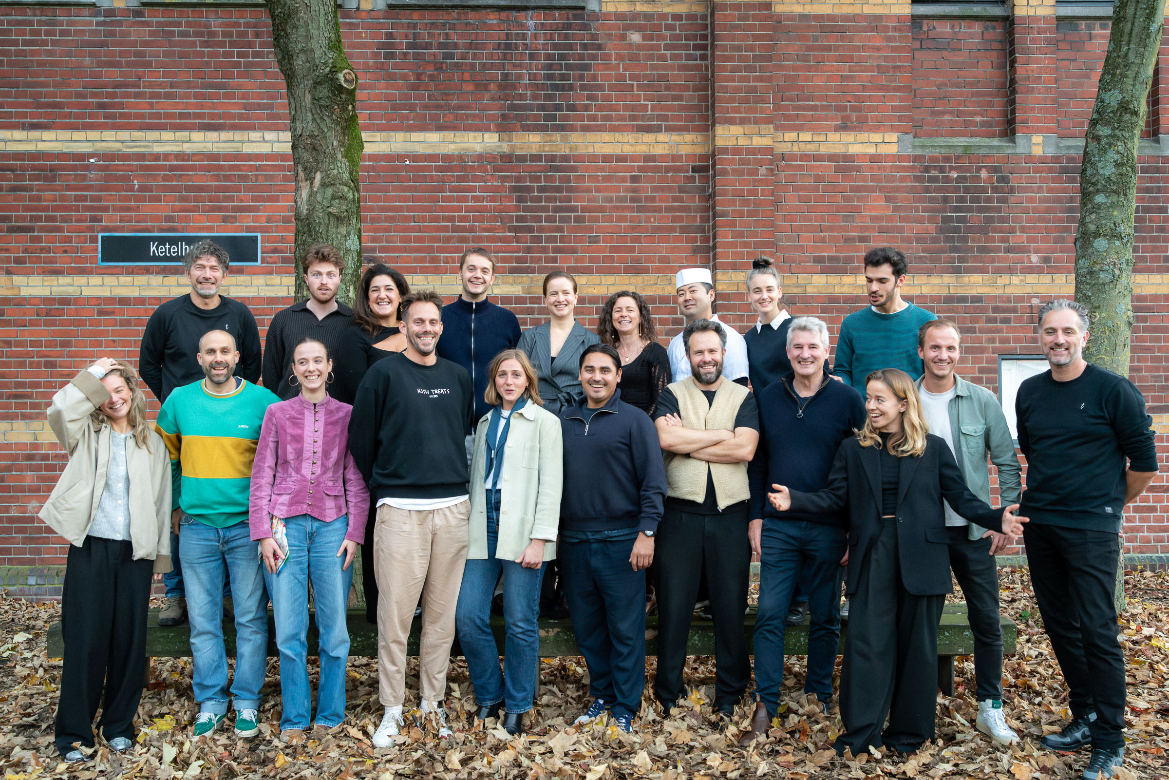 Alle deelnemers van het moromi-lab én de sojasausbrouwers van Tomasu